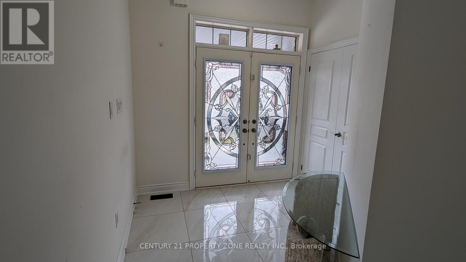 Upper - 10 Goderich Drive, Brampton, Ontario  L7A 5A7 - Photo 3 - W12564840