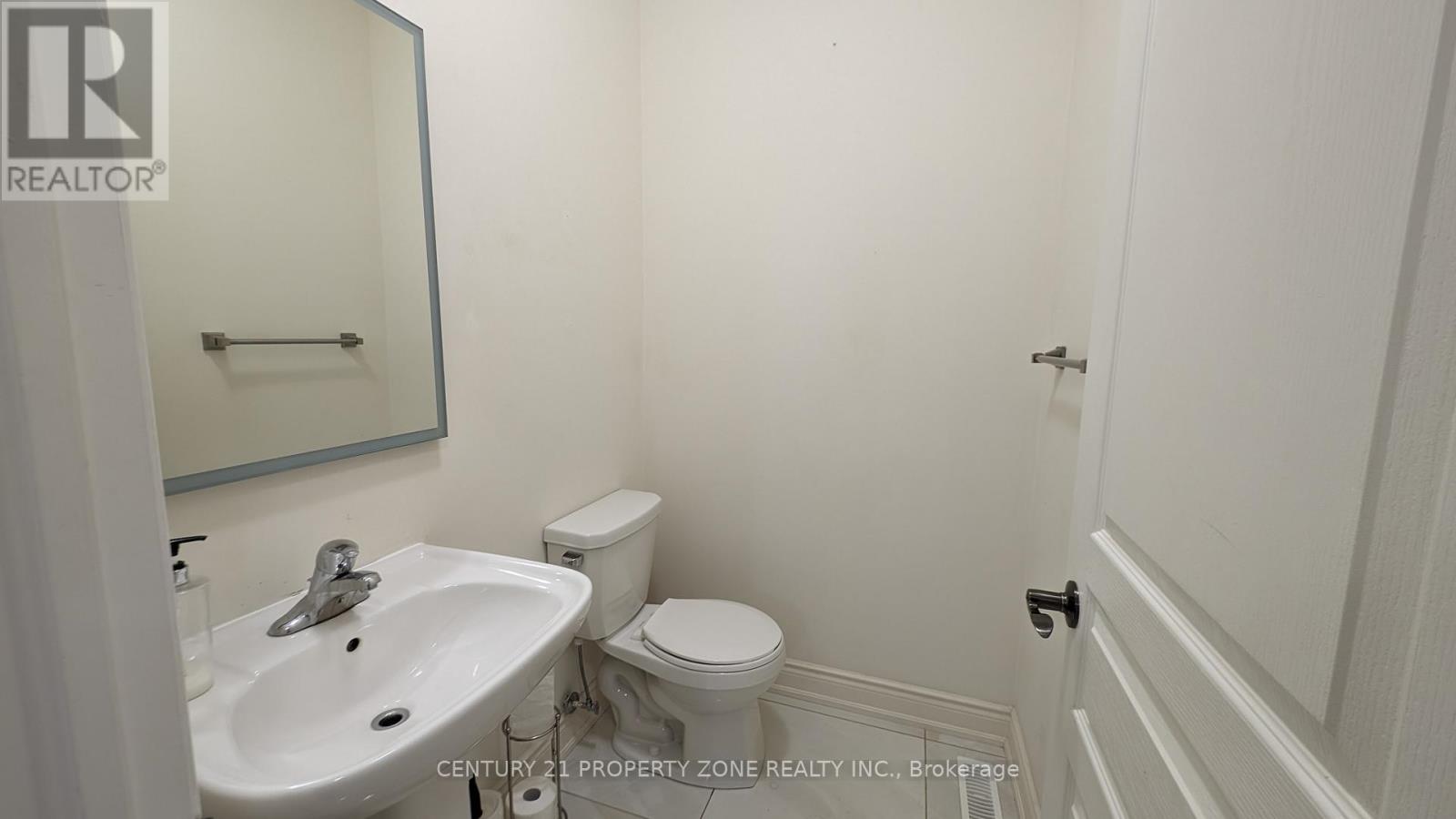 Upper - 10 Goderich Drive, Brampton, Ontario  L7A 5A7 - Photo 8 - W12564840