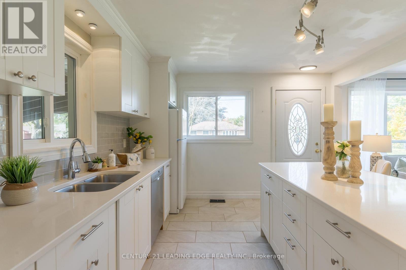 Upper - 18 Daleview Avenue, Peterborough, Ontario  K9J 1L5 - Photo 11 - X12564774