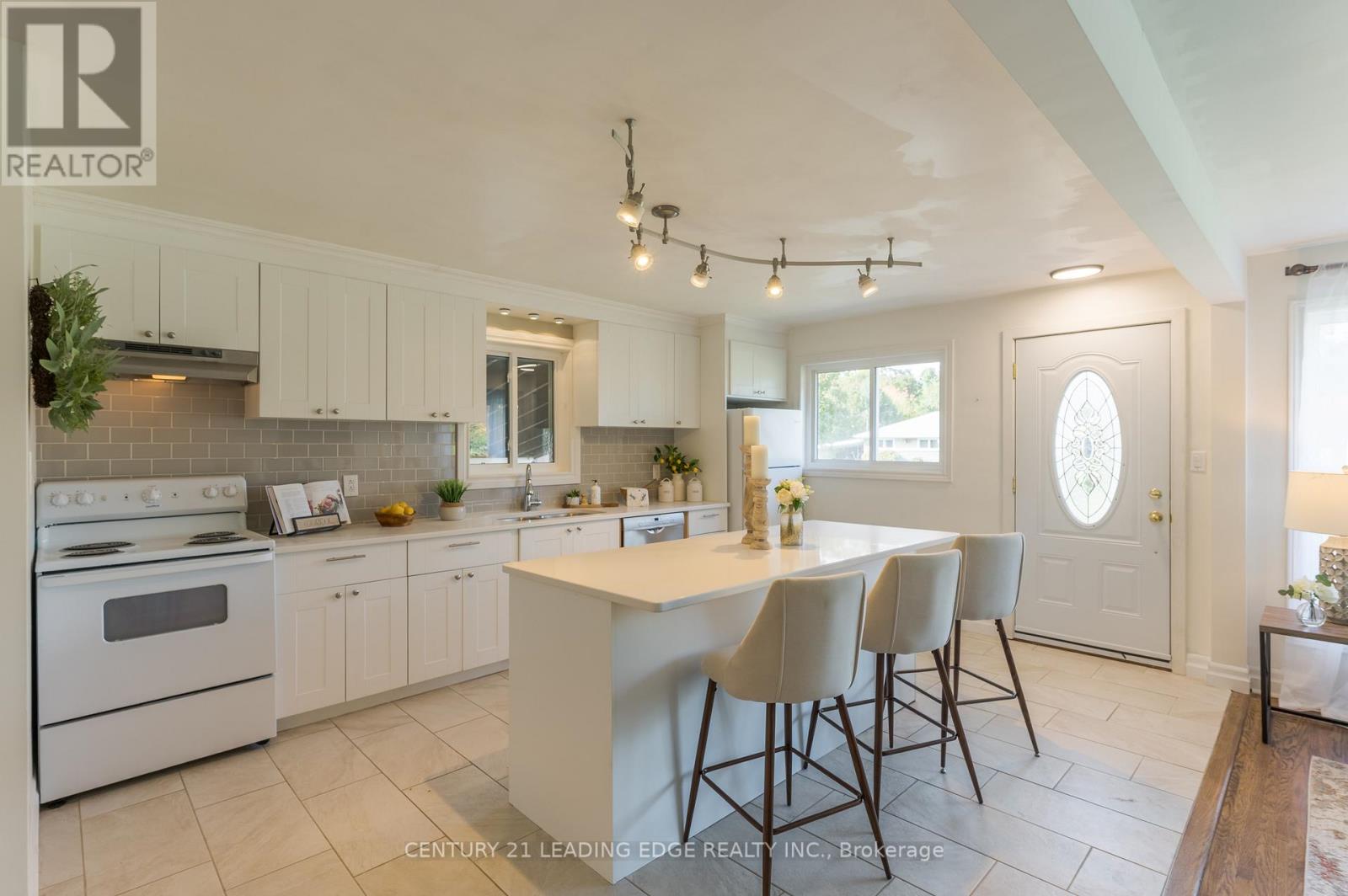 Upper - 18 Daleview Avenue, Peterborough, Ontario  K9J 1L5 - Photo 7 - X12564774