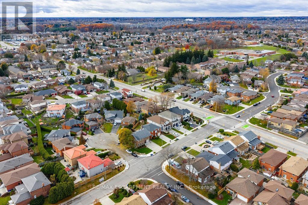 113 Greenshire Drive, Hamilton, Ontario  L9C 7G5 - Photo 3 - X12564834