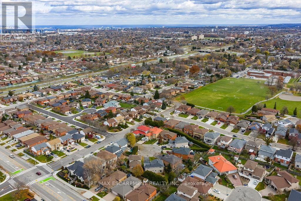 113 Greenshire Drive, Hamilton, Ontario  L9C 7G5 - Photo 4 - X12564834