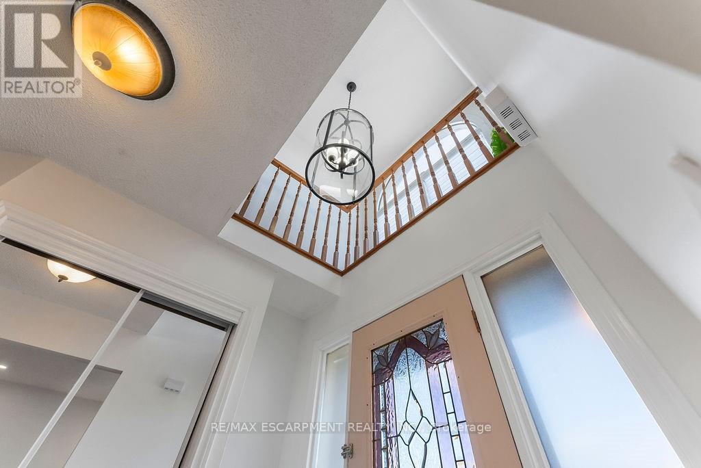 113 Greenshire Drive, Hamilton, Ontario  L9C 7G5 - Photo 6 - X12564834