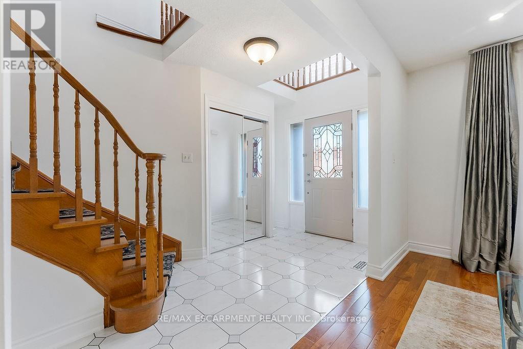 113 Greenshire Drive, Hamilton, Ontario  L9C 7G5 - Photo 7 - X12564834