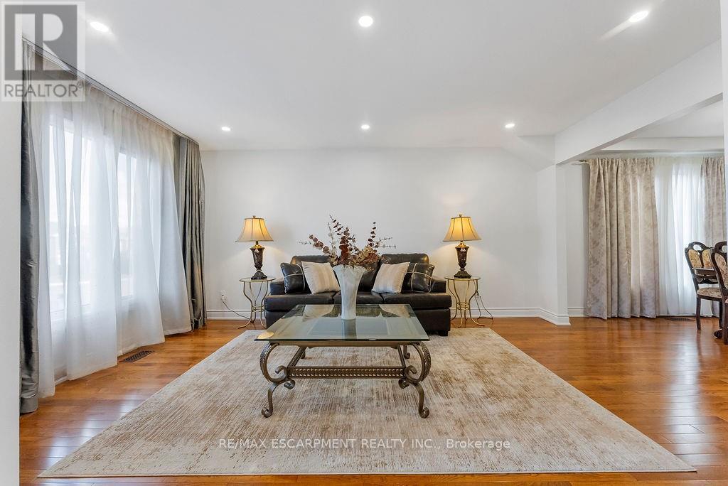 113 Greenshire Drive, Hamilton, Ontario  L9C 7G5 - Photo 8 - X12564834