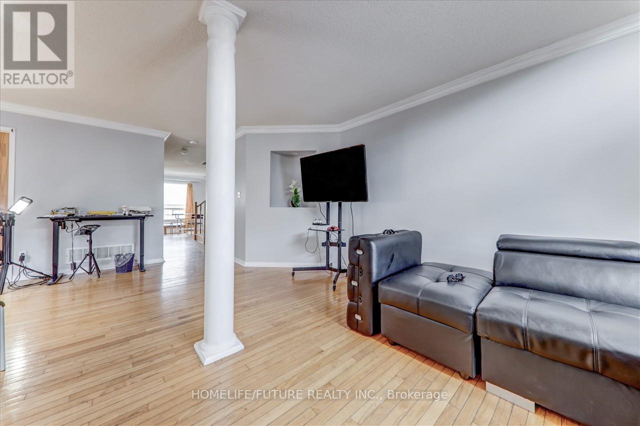 69 Heatherdale Drive, Brampton, Ontario  L7A 2H4 - Photo 10 - W12564854