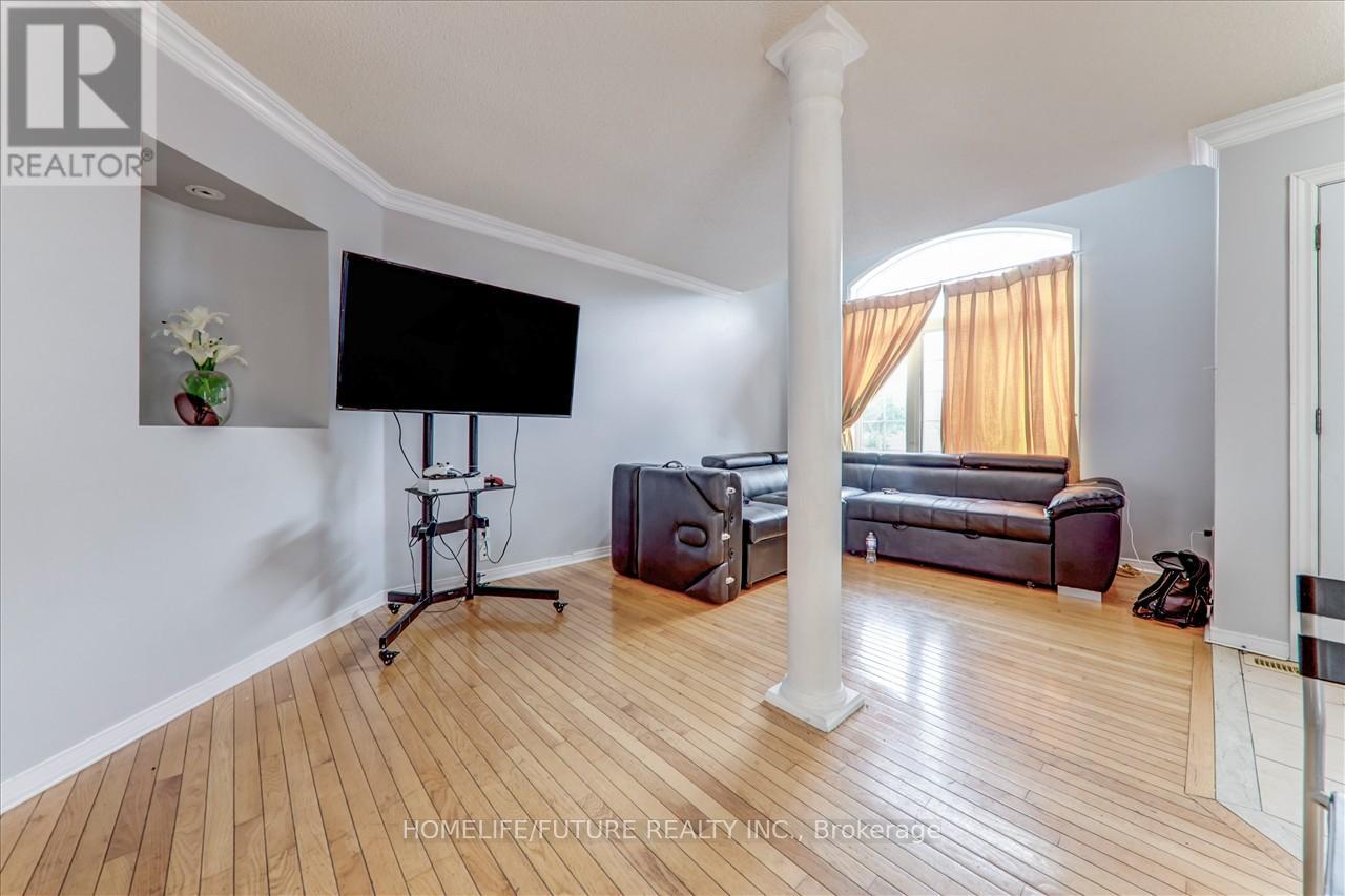 69 Heatherdale Drive, Brampton, Ontario  L7A 2H4 - Photo 9 - W12564854