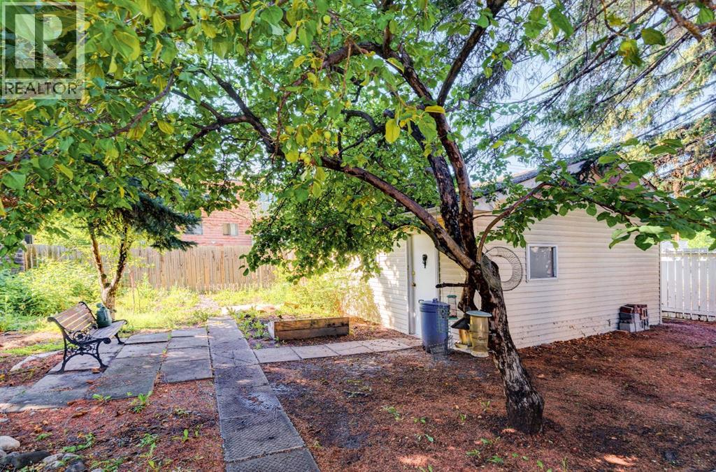 6115 Bow Crescent Nw, Calgary, Alberta  T3B 2C2 - Photo 6 - A2271856