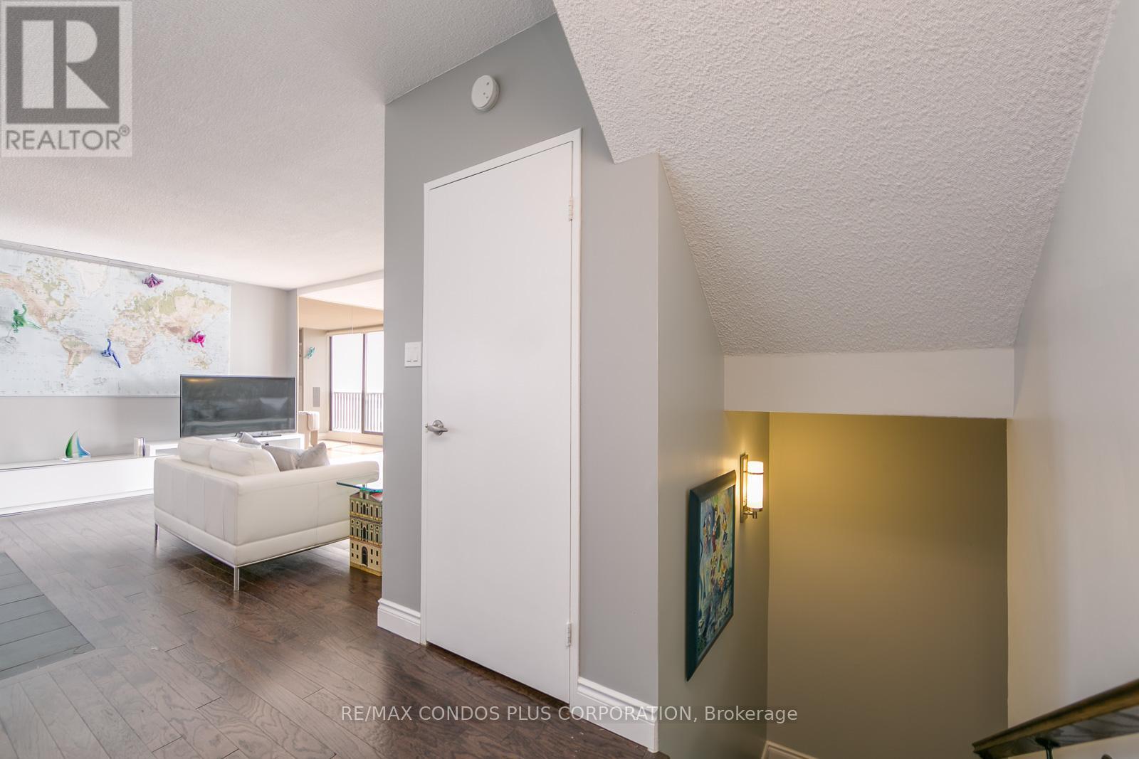 1001 - 33 Harbour Square, Toronto, Ontario  M5J 2G2 - Photo 8 - C12561256