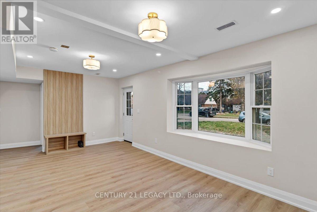 2027 Churchill Avenue, Burlington, Ontario  L7R 3T8 - Photo 8 - W12564878