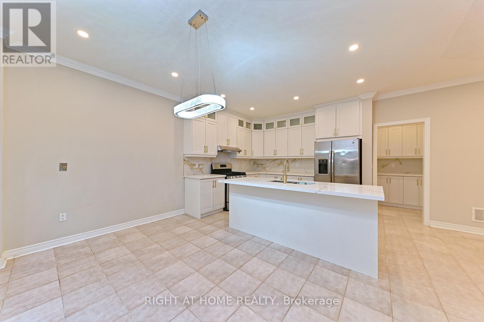 6843 Campbell Settler Court E, Mississauga, Ontario  L5W 1B3 - Photo 17 - W12564884