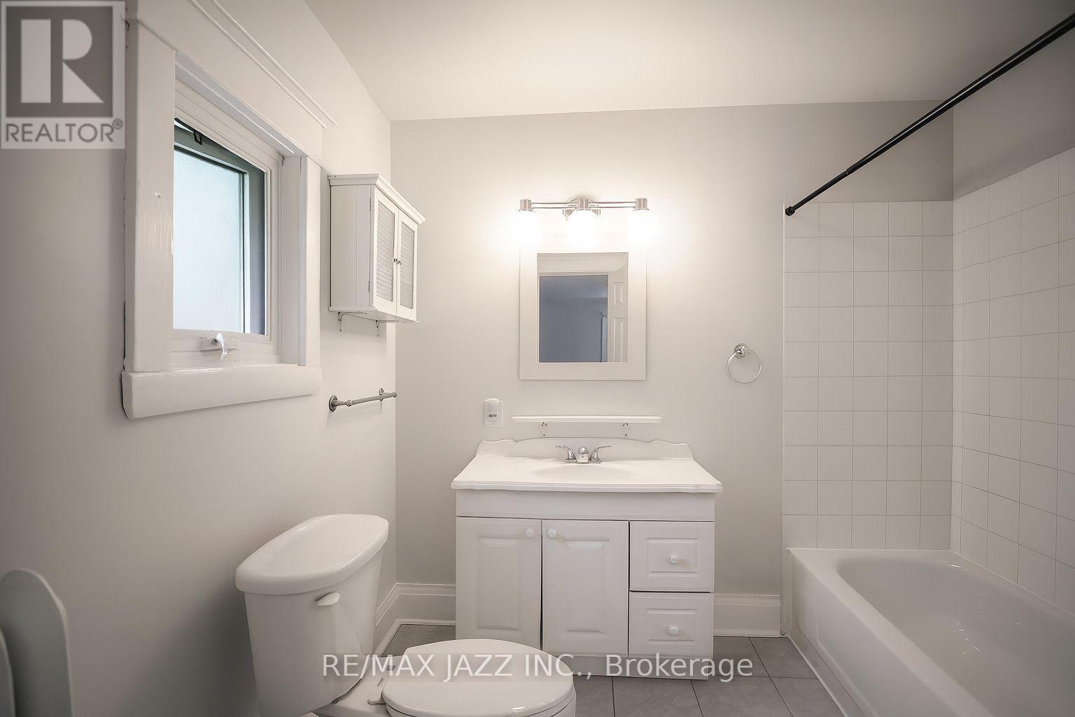 118 Eastwood Road, Toronto, Ontario  M4L 2C9 - Photo 4 - E12564958