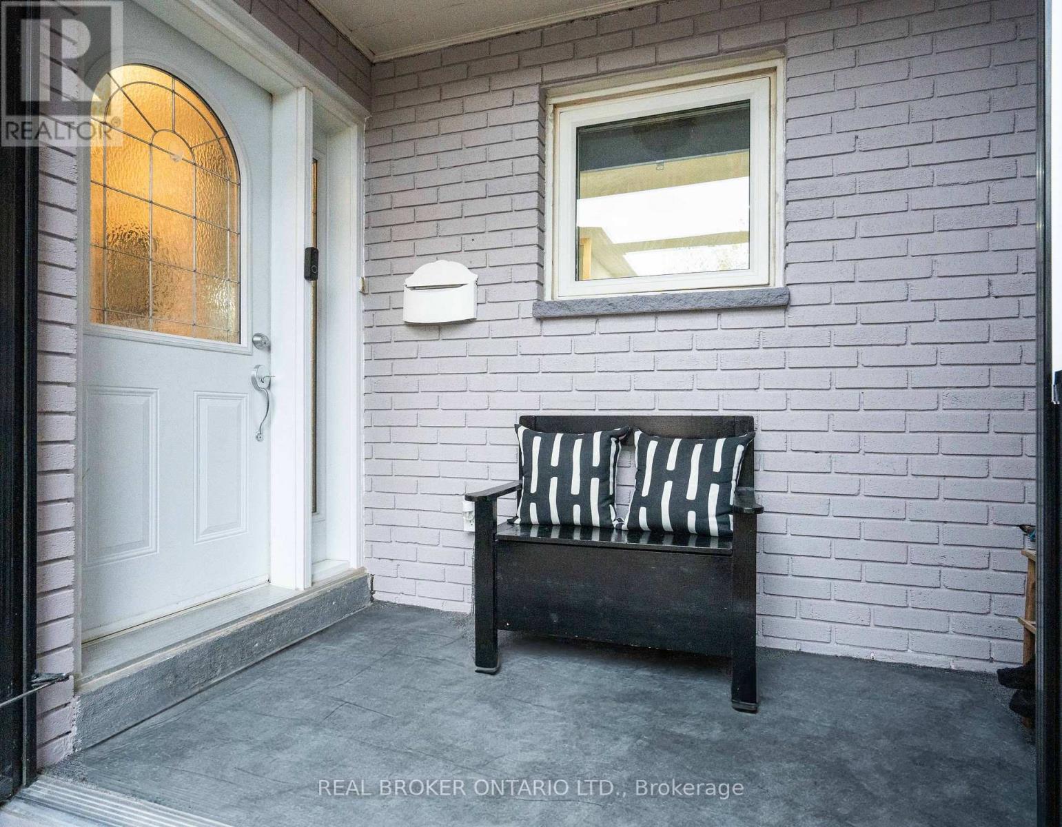 27 Kingswood Drive, Brampton, Ontario  L6V 2X5 - Photo 4 - W12520518