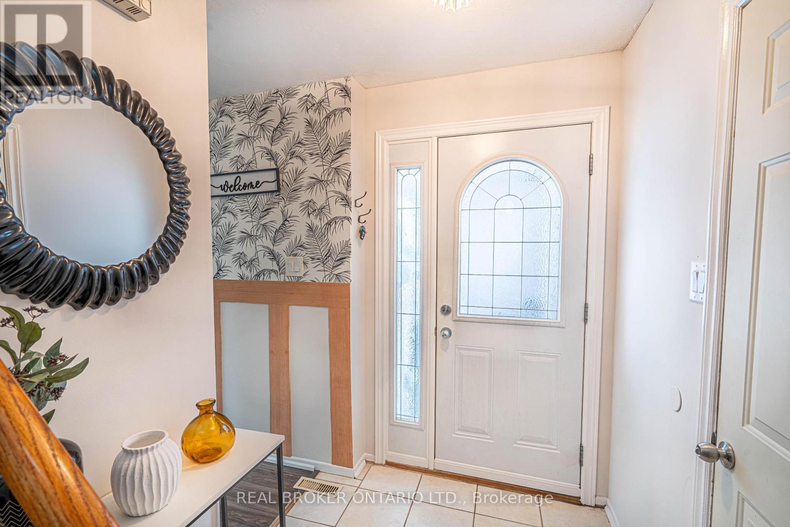 27 Kingswood Drive, Brampton, Ontario  L6V 2X5 - Photo 5 - W12520518