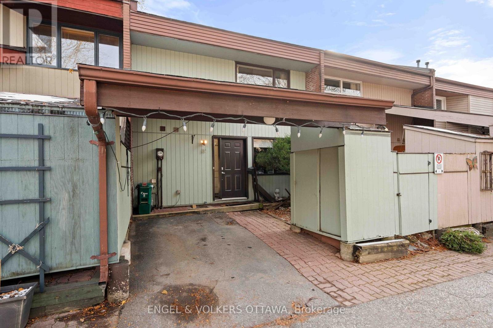 18 - 110 Walnut Court, Ottawa, Ontario  K1R 7W2 - Photo 2 - X12565056