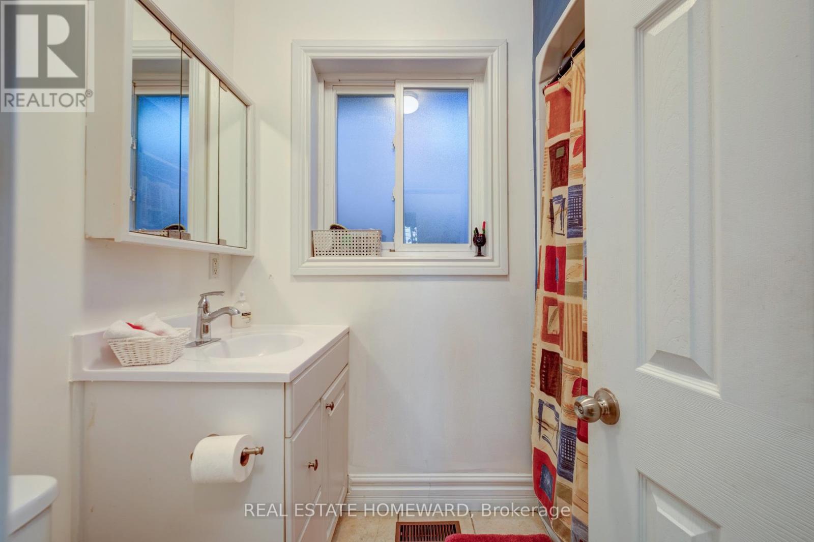 144 Westlake Avenue, Toronto, Ontario  M4C 4R9 - Photo 14 - E12513298