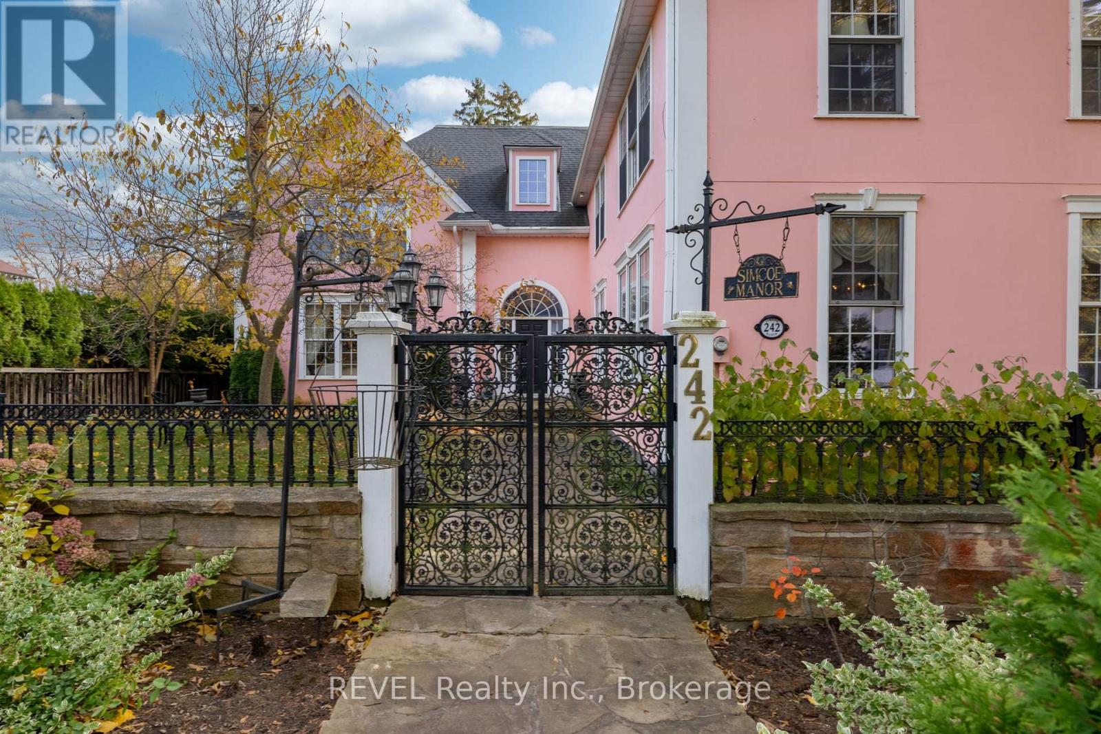 242 Simcoe Street, Niagara-On-The-Lake, Ontario  L0S 1J0 - Photo 3 - X12565068