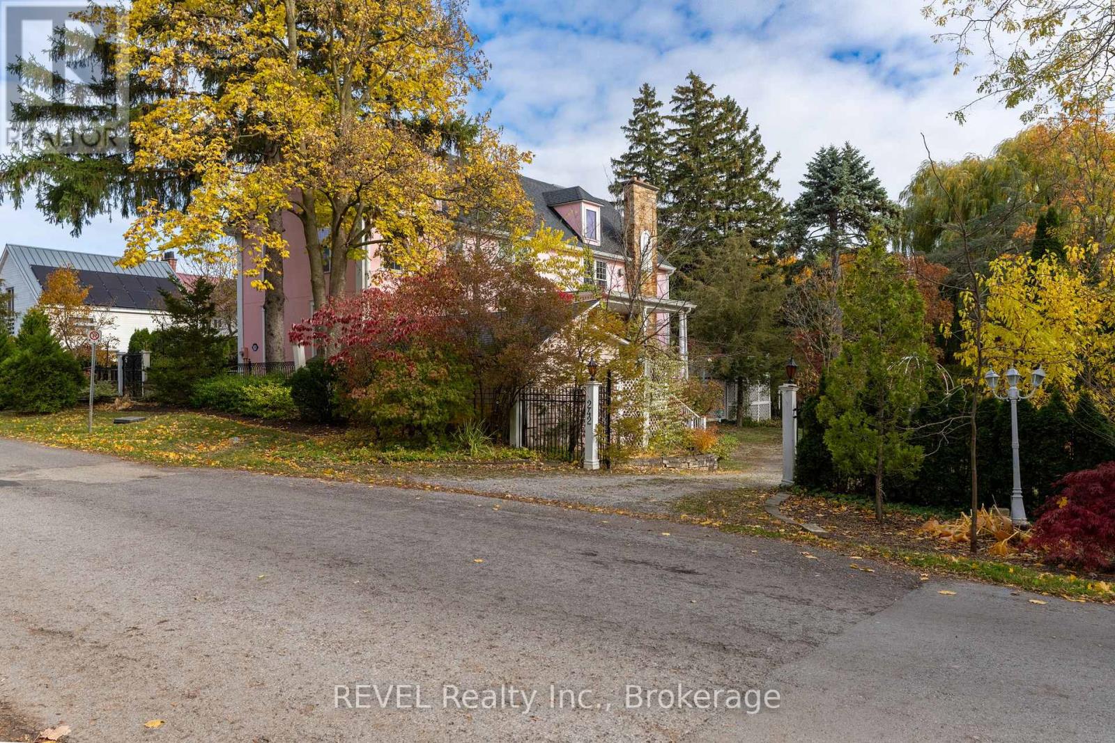 242 Simcoe Street, Niagara-On-The-Lake, Ontario  L0S 1J0 - Photo 38 - X12565068