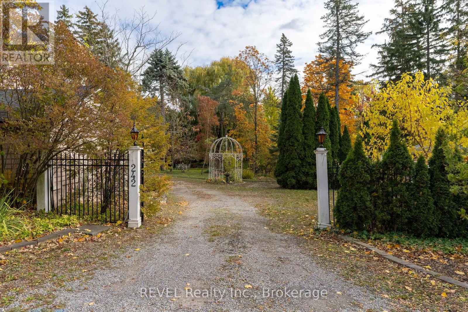 242 Simcoe Street, Niagara-On-The-Lake, Ontario  L0S 1J0 - Photo 39 - X12565068