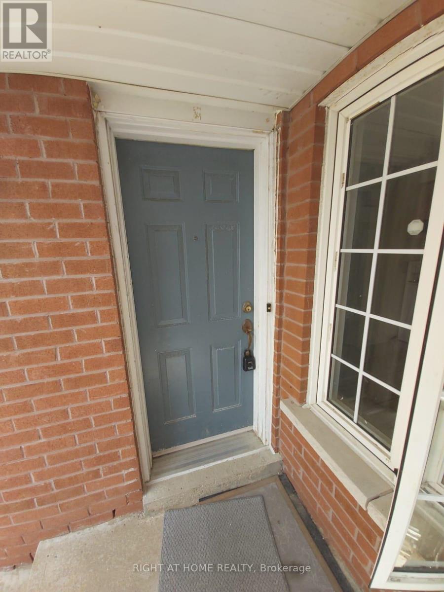 830 Avonshire Court, Mississauga, Ontario  L5V 2P2 - Photo 2 - W12565080