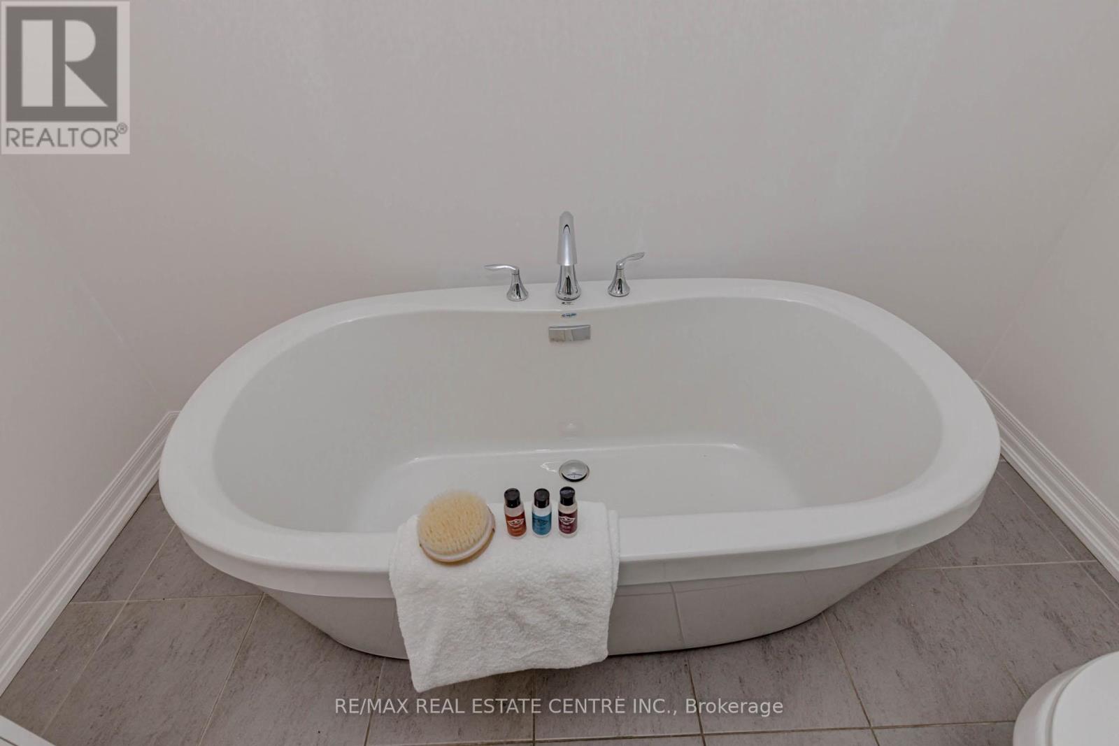 112 Burnhamthorpe Road E, Oakville, Ontario  L6H 0X8 - Photo 50 - W12565088