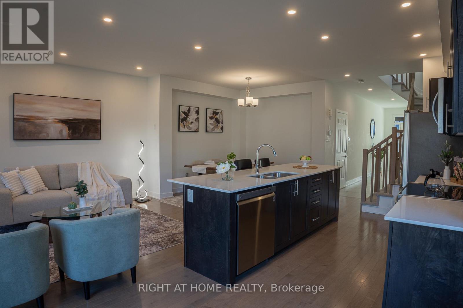 16 Nettle Crescent, Ottawa, Ontario K1T 0W8 - Photo 8 - X12565092