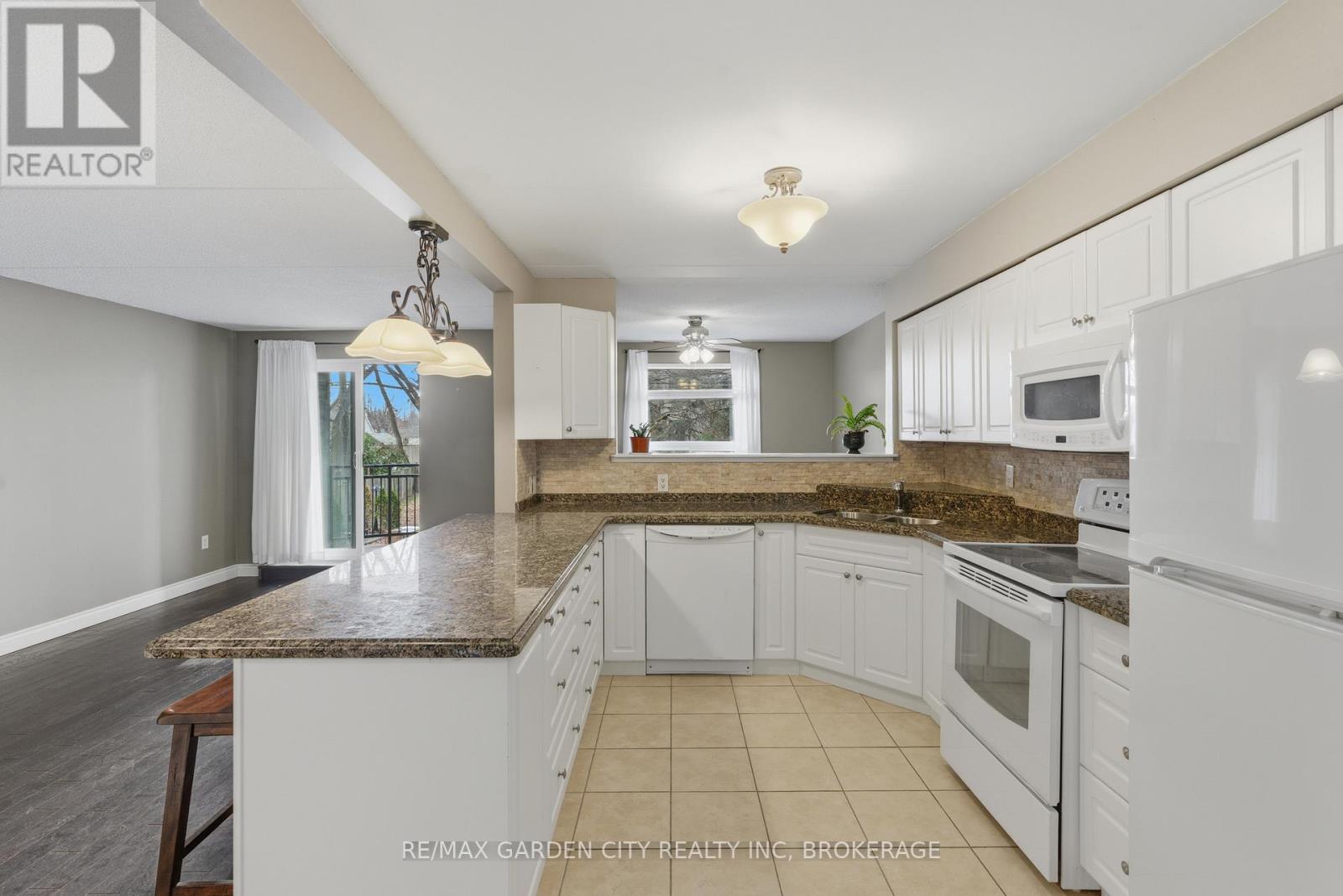 230 - 4658 Drummond Road, Niagara Falls, Ontario  L2E 7E1 - Photo 2 - X12565118