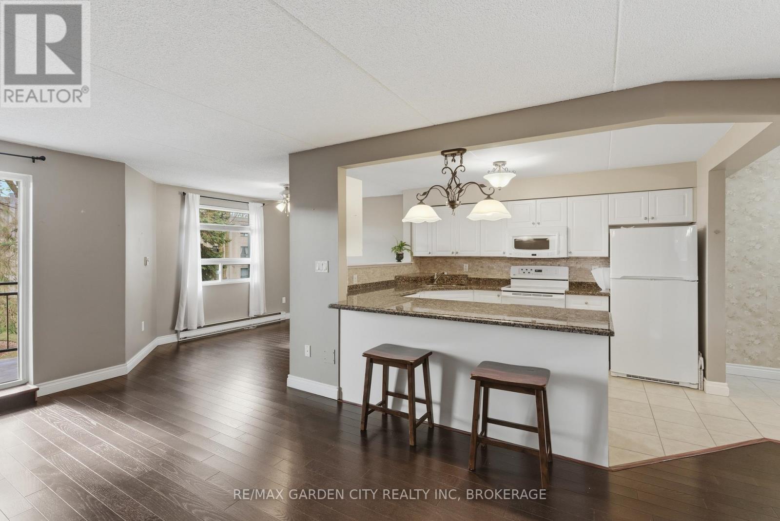 230 - 4658 Drummond Road, Niagara Falls, Ontario  L2E 7E1 - Photo 4 - X12565118