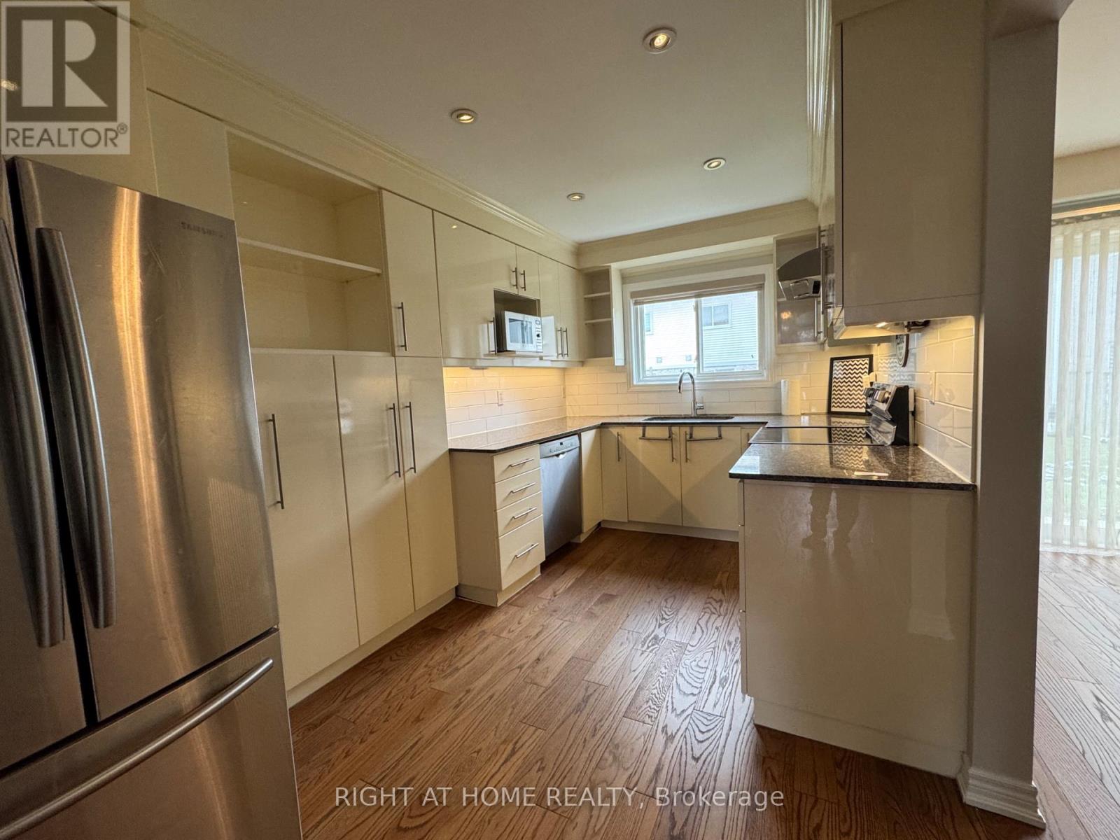 43 A - 5205 Glen Erin Drive, Mississauga, Ontario  L5M 5N6 - Photo 3 - W12486723