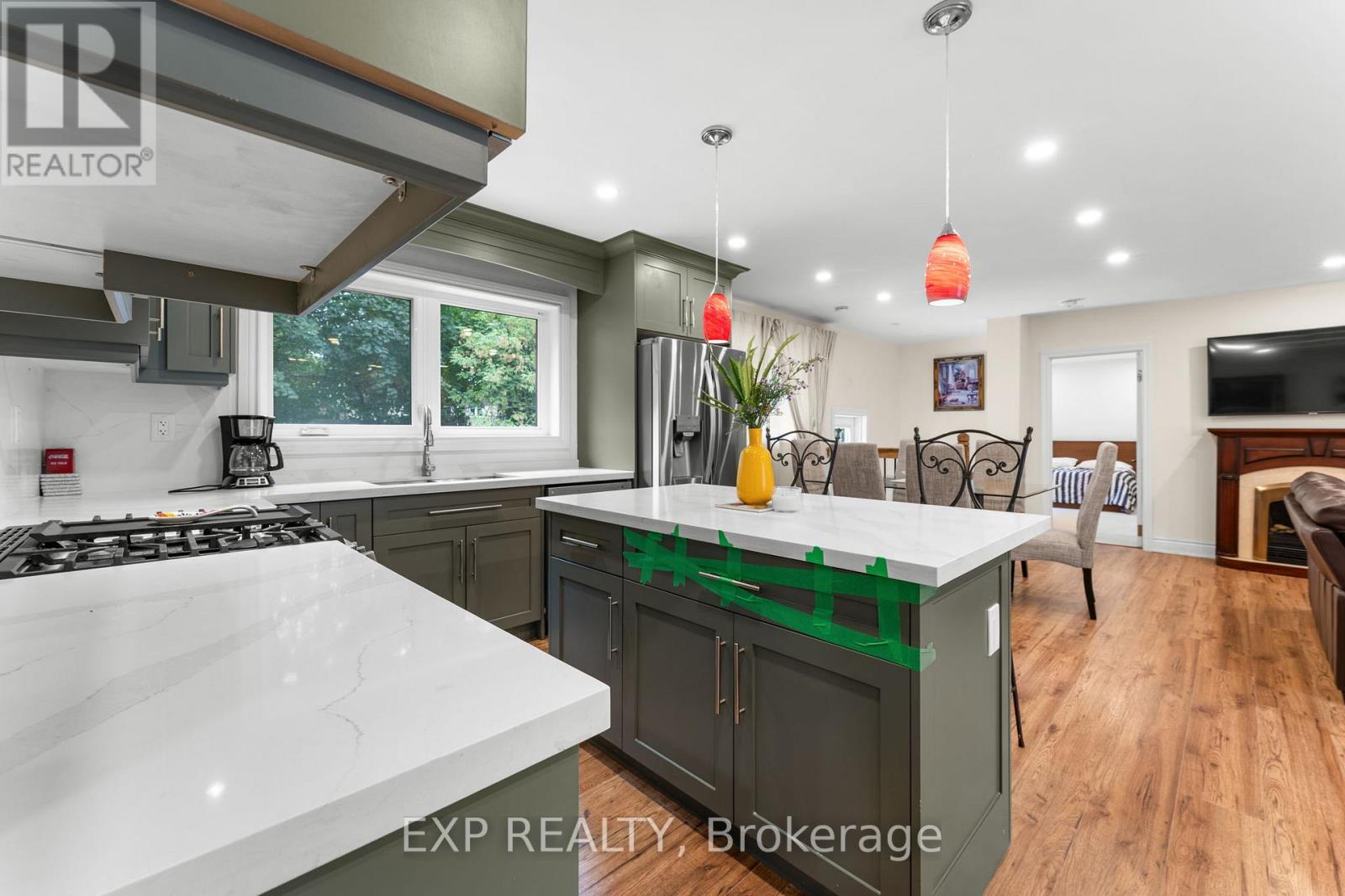 208 Glen Oak Drive, Oakville, Ontario  L6K 2J2 - Photo 10 - W12565100