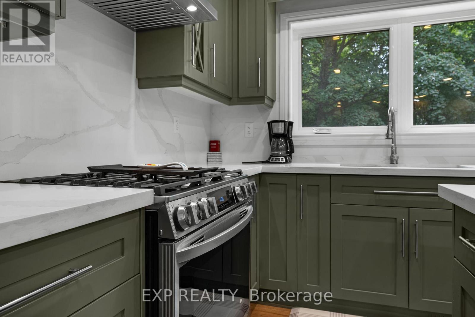 208 Glen Oak Drive, Oakville, Ontario  L6K 2J2 - Photo 12 - W12565100