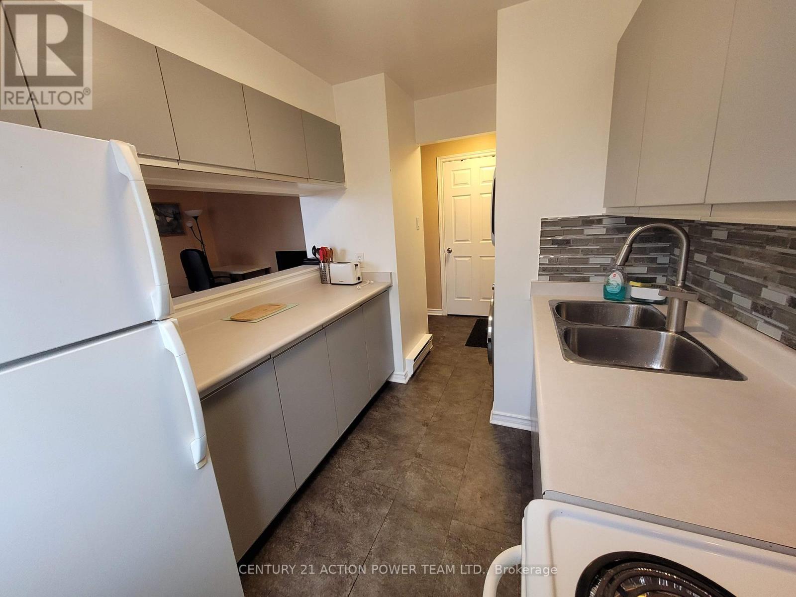 209 - 270 Brittany Drive, Ottawa, Ontario  K1K 4M3 - Photo 6 - X12565158