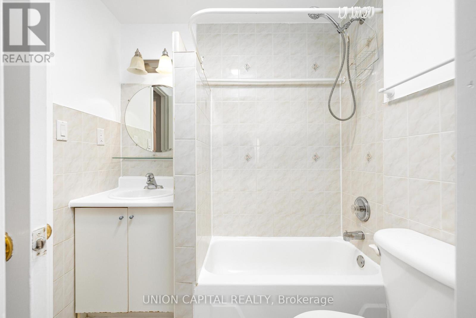 69 Denison Avenue, Toronto, Ontario  M5T 2M7 - Photo 16 - C12565176