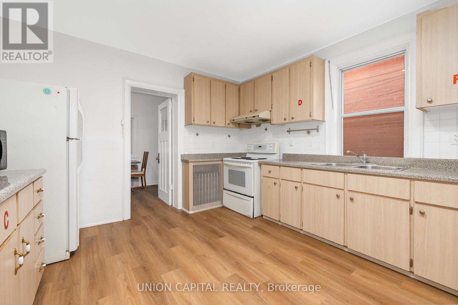 69 Denison Avenue, Toronto, Ontario  M5T 2M7 - Photo 17 - C12565176