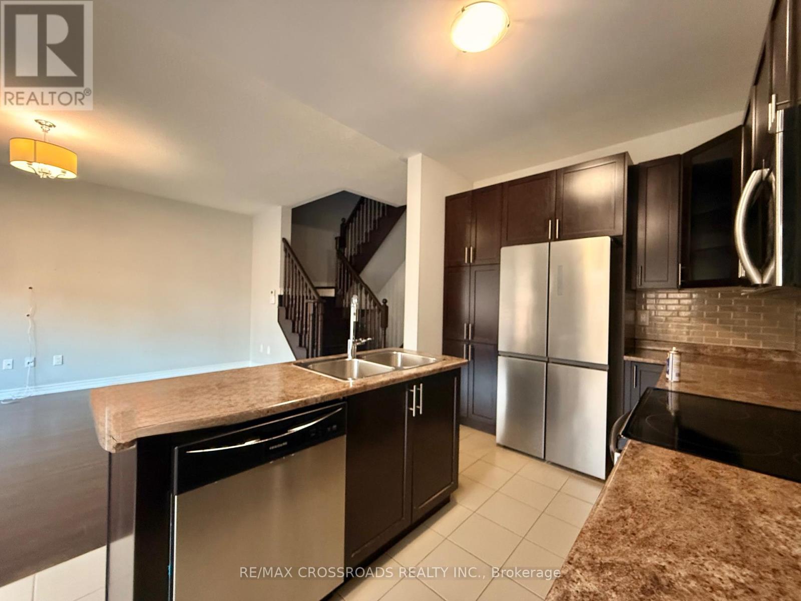 205 Laker Court, Newmarket, Ontario  L3X 0J5 - Photo 7 - N12565232