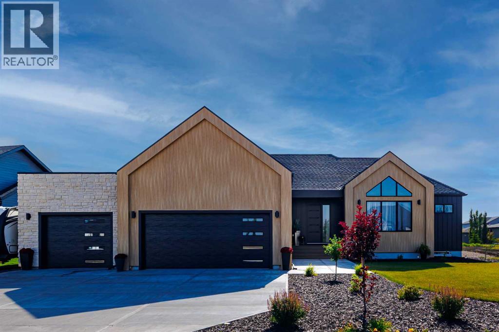 19 Monterra Way, Rural Rocky View County, Alberta  T4C 0G9 - Photo 2 - A2259004