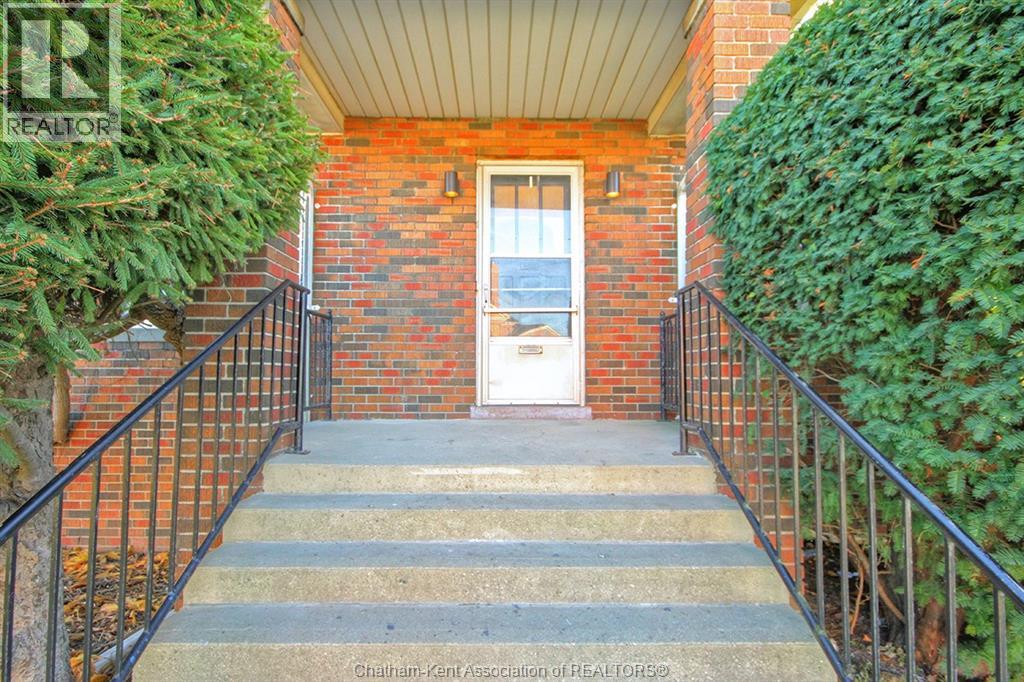 16 Cross Street, Chatham, Ontario  N7M 1K5 - Photo 2 - 25028949