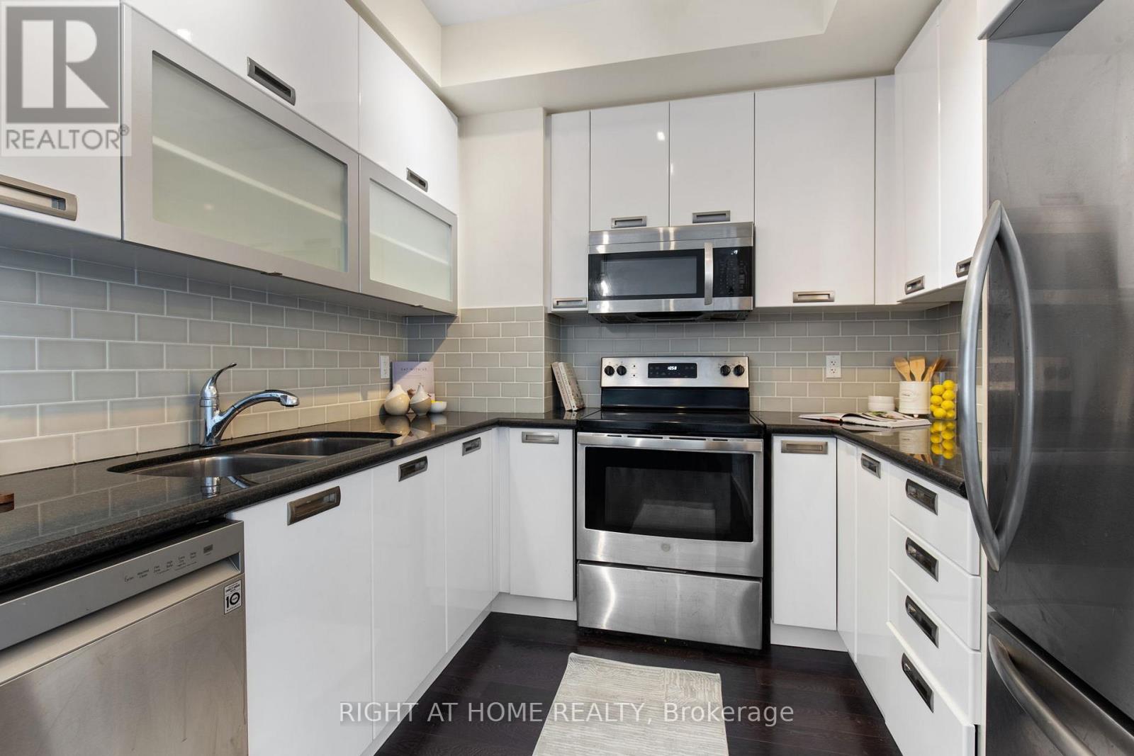 732 - 90 Stadium Road, Toronto, Ontario  M5V 3W5 - Photo 8 - C12464565