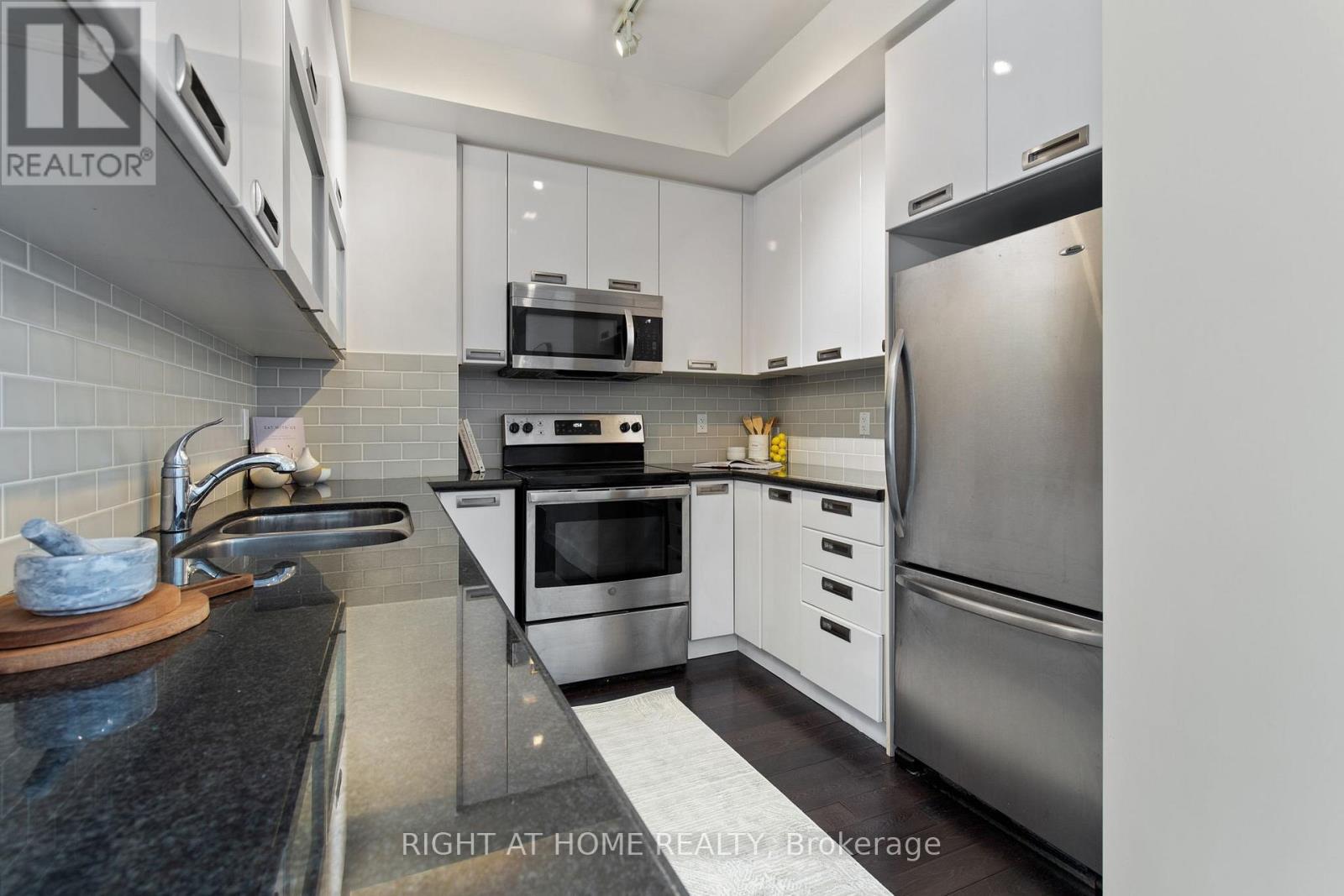 732 - 90 Stadium Road, Toronto, Ontario  M5V 3W5 - Photo 9 - C12464565