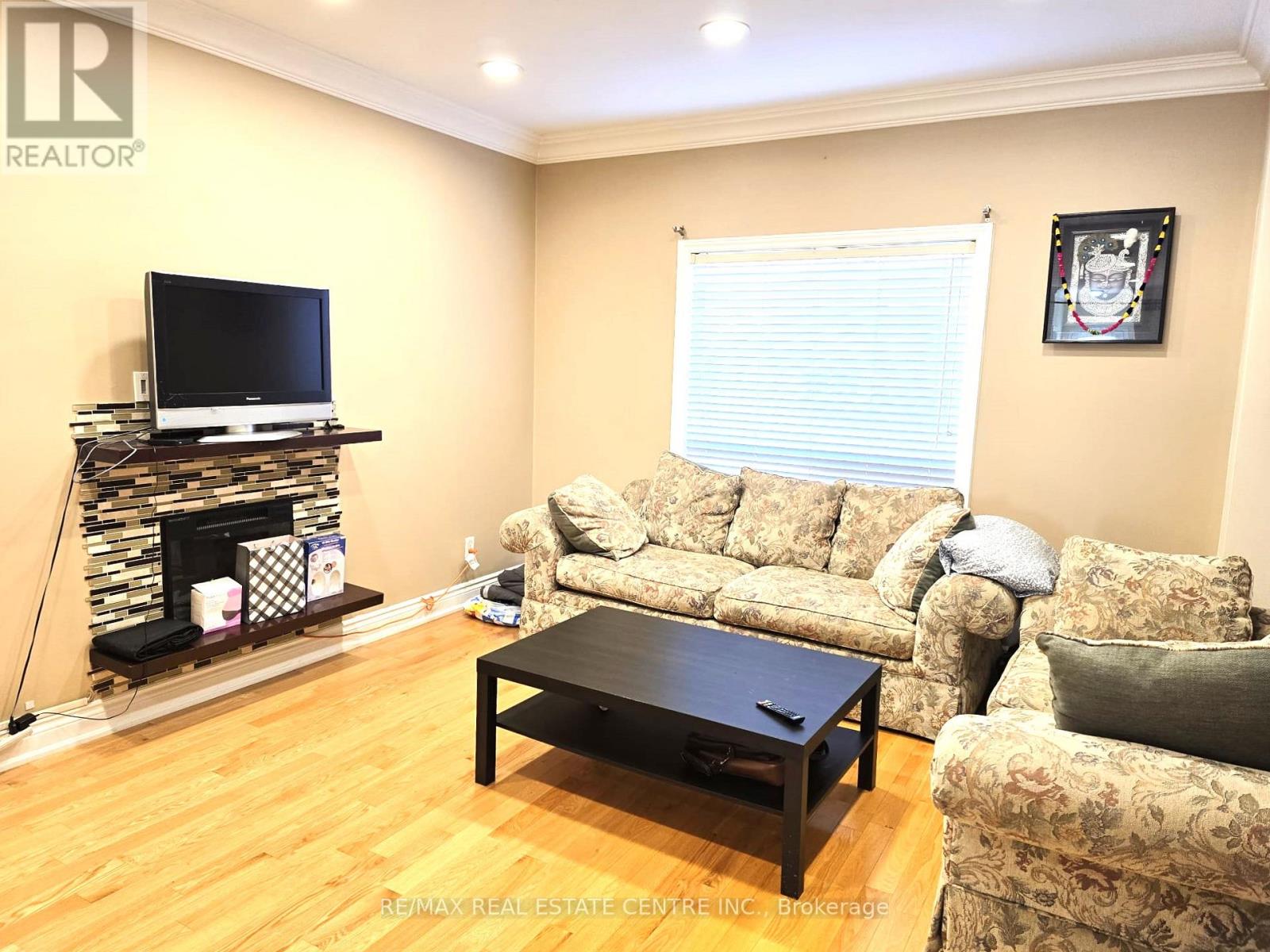 25 Commodore Drive, Brampton, Ontario  L6X 0S5 - Photo 5 - W12558362