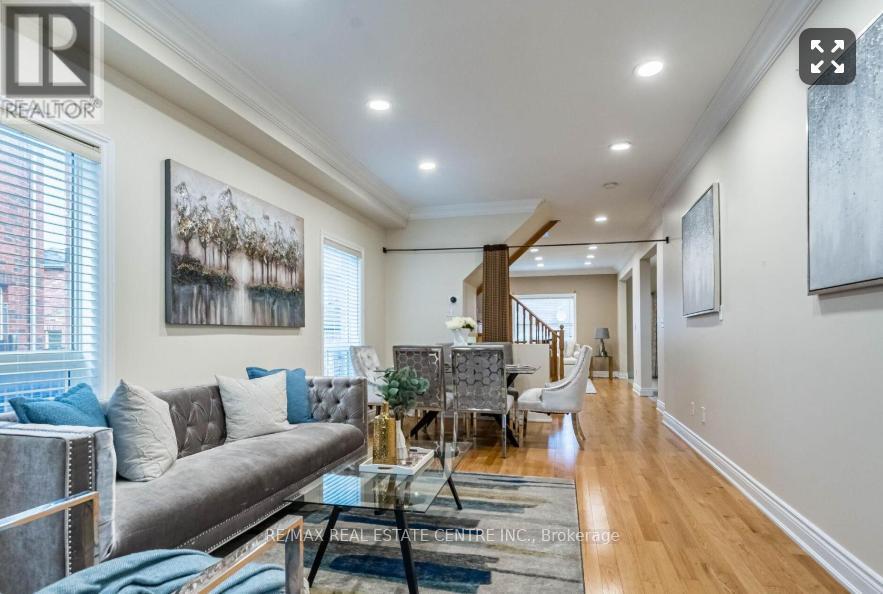 25 Commodore Drive, Brampton, Ontario  L6X 0S5 - Photo 3 - W12558362