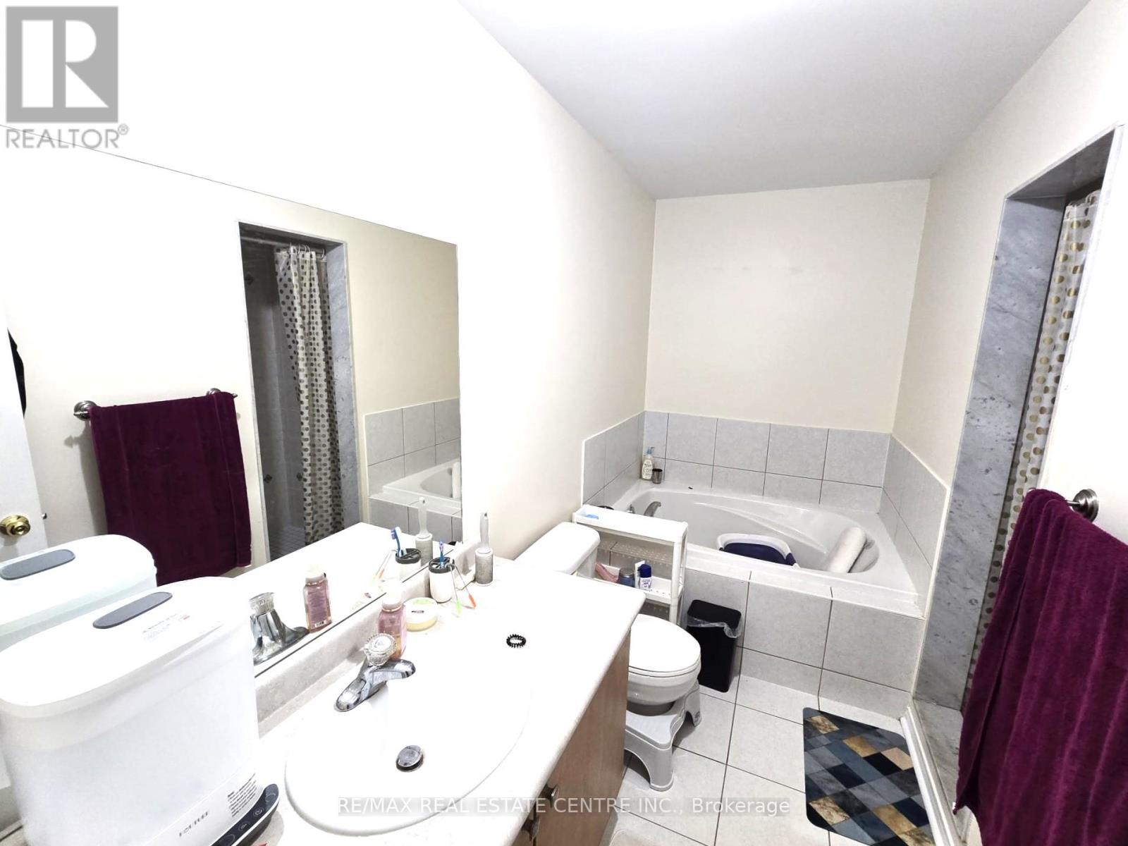 25 Commodore Drive, Brampton, Ontario  L6X 0S5 - Photo 14 - W12558362