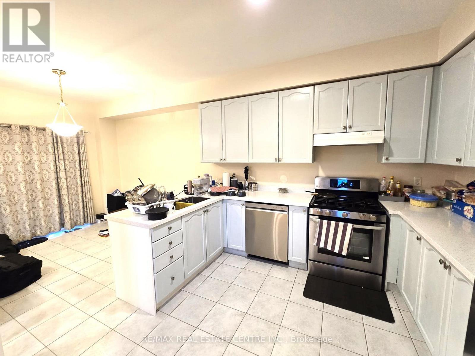 25 Commodore Drive, Brampton, Ontario  L6X 0S5 - Photo 8 - W12558362