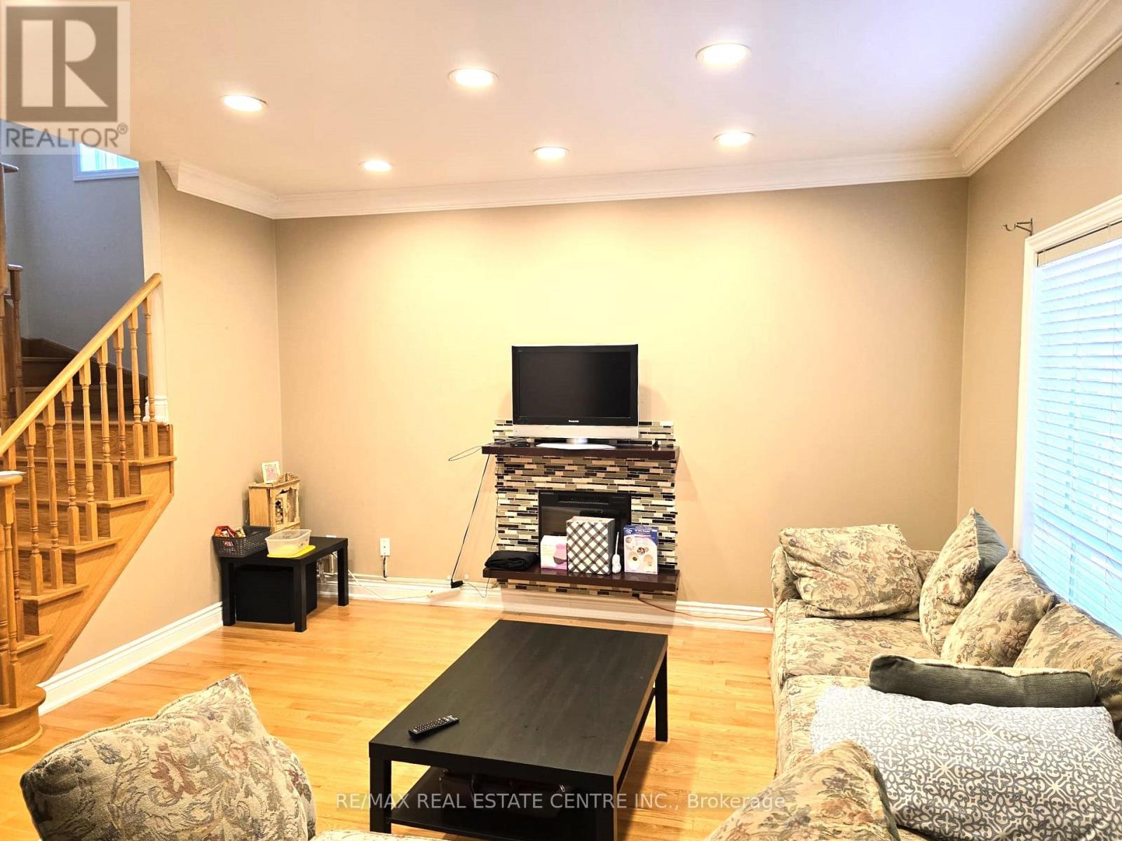 25 Commodore Drive, Brampton, Ontario  L6X 0S5 - Photo 6 - W12558362