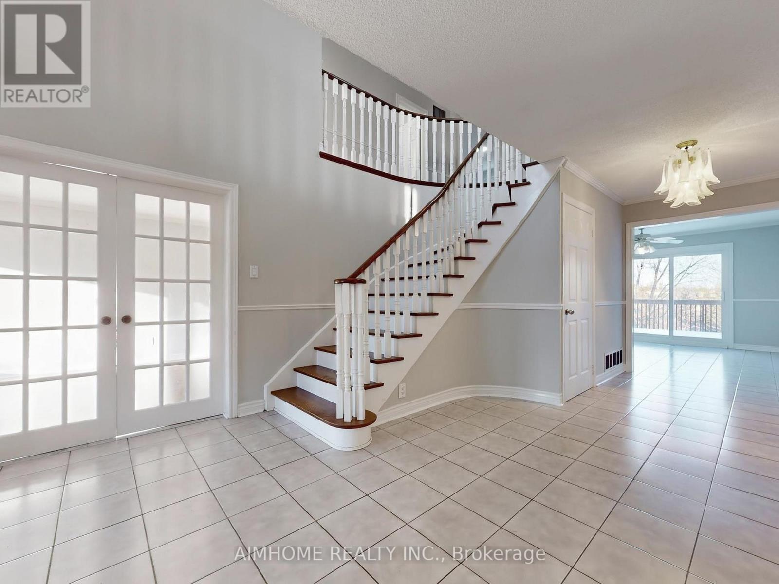 207 Kensit Avenue, Newmarket, Ontario  L3X 1S6 - Photo 3 - N12565244