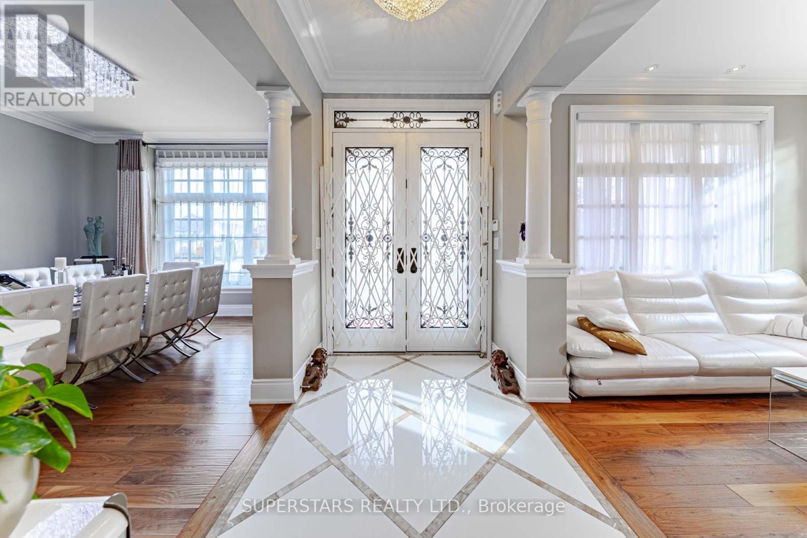 19 Royal County Down Crescent, Markham, Ontario  L6C 0K1 - Photo 5 - N12565248