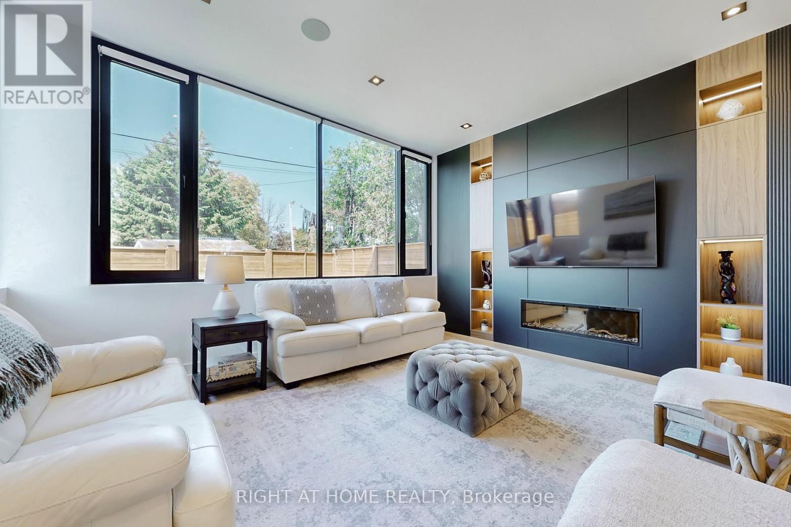 845 Seventh Street, Mississauga, Ontario  L5E 1N9 - Photo 2 - W12565262