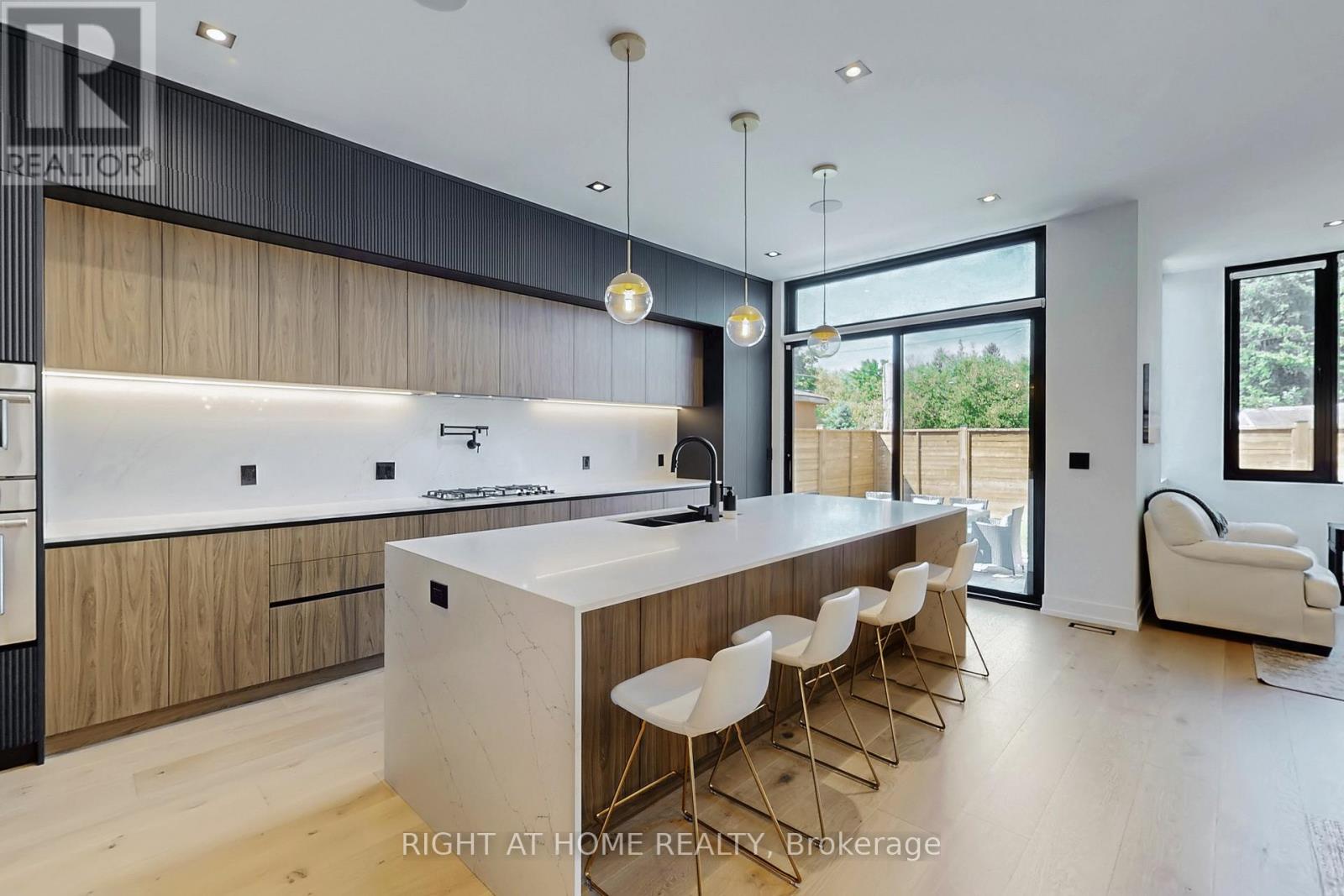 845 Seventh Street, Mississauga, Ontario  L5E 1N9 - Photo 3 - W12565262