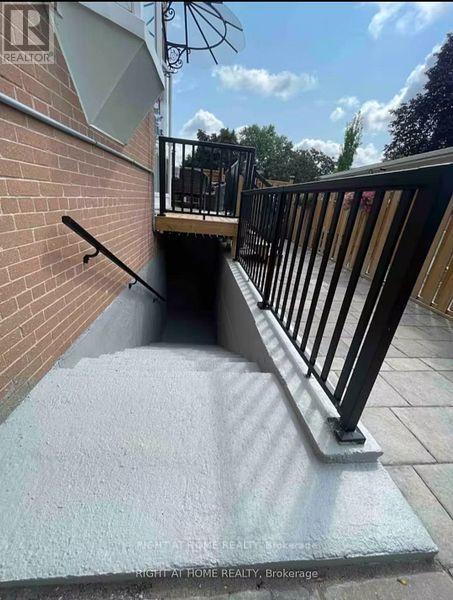 18 Ravenrock Court, Toronto, Ontario  M3A 2Y9 - Photo 4 - C12565348