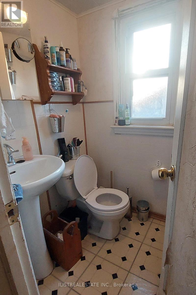 29 Holland Avenue, Toronto, Ontario  M4B 2C4 - Photo 13 - E12565336